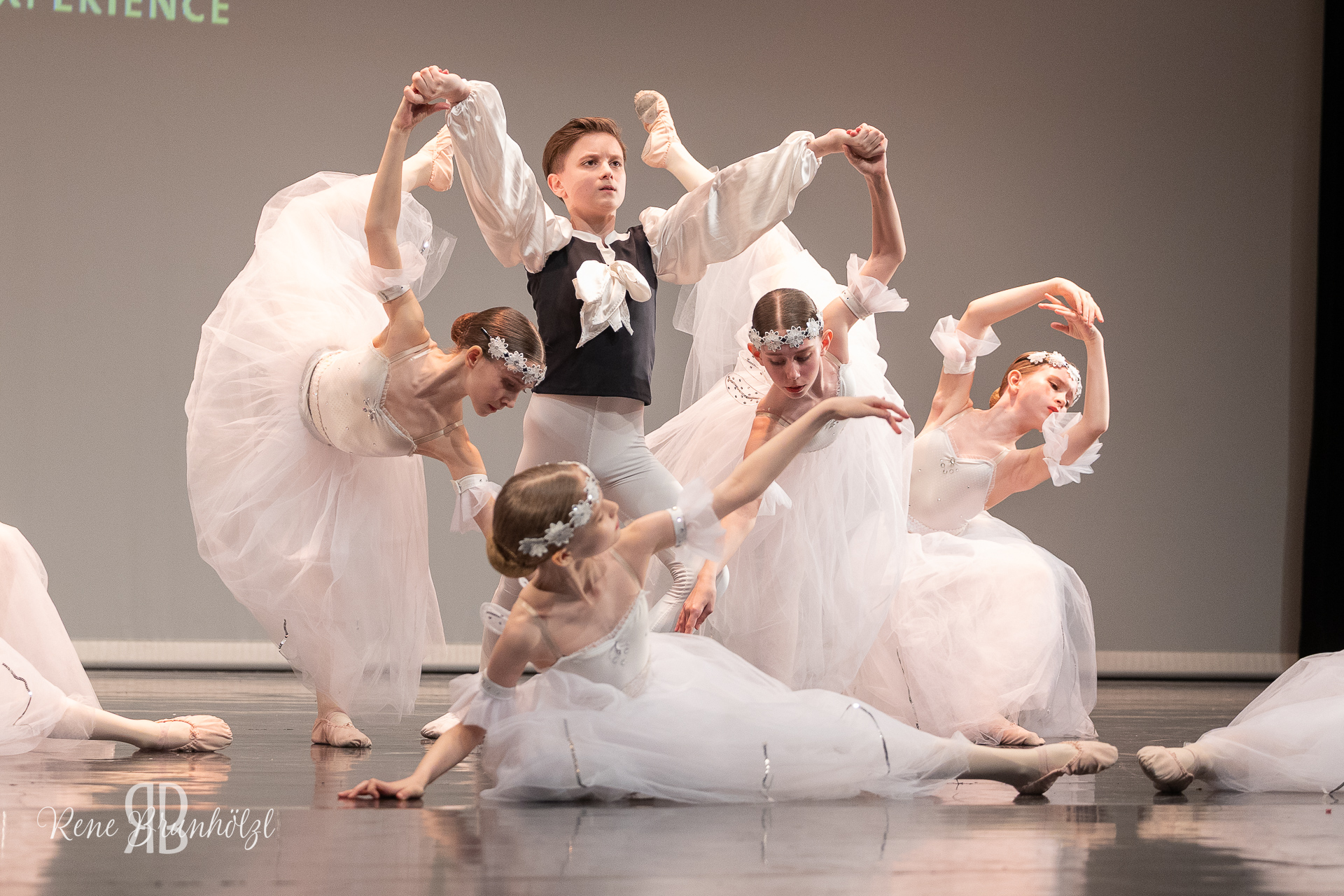 AM 16.04. PRÄSENTIERTE DER EINSTIGE SOLOTÄNZER DES STAATSOPERNBALLETS GREGOR HATALA DAS JÄHRLICHE VIBE EIN TANZFEST EINZIGARTIG AUF DER WELT FÜR JUGENDLICHE MIT ODER OHNE BEEINTRÄCHTIGUNG!