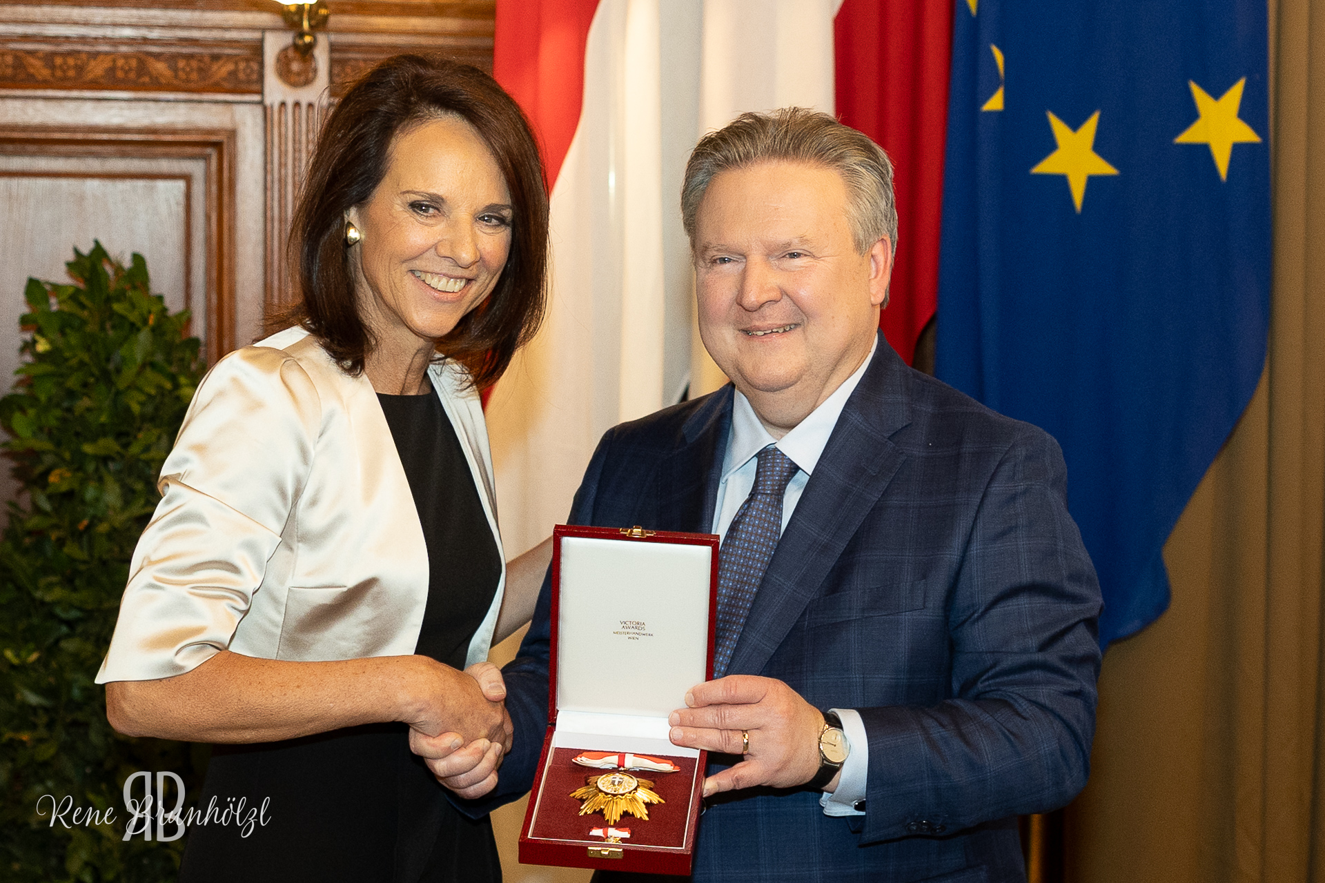 GOLDENES EHRENZEICHEN FÜR VERA RUSSWURM