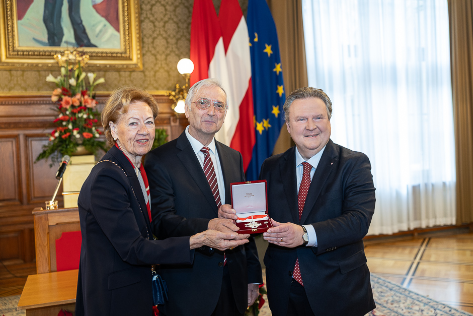 01.12-KARL KOLARIK ERHÄLT SILBERNES EHRENZEICHEN