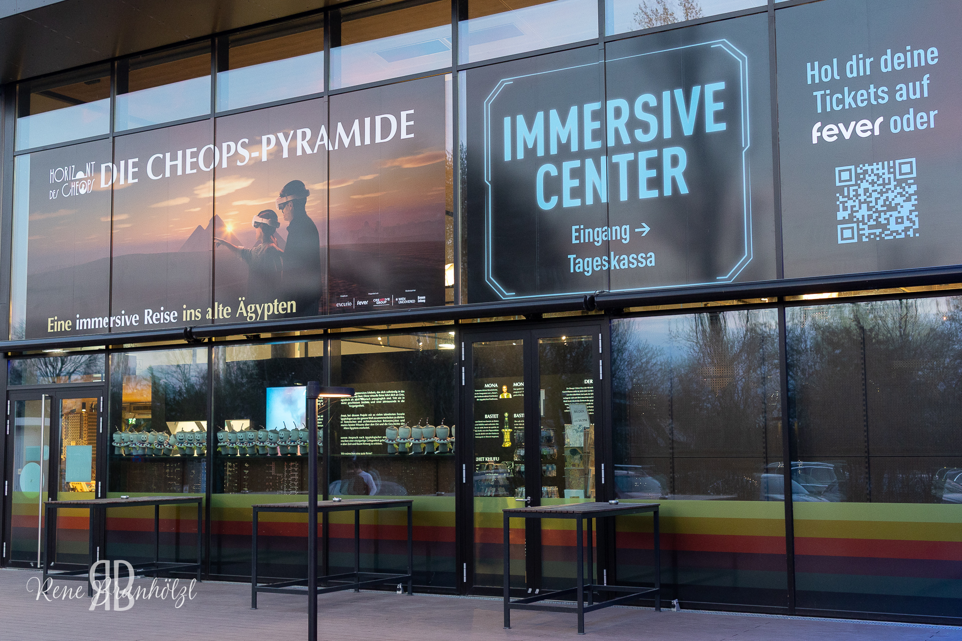12:03.AUSSTELLUNGSERÖFFNUNG DIE CHEOS PYRAMIDEN-DONAUTURM WIEN